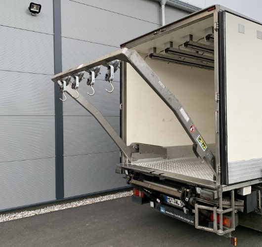 Mit moderner Ladetechnik und Kühlung für eine schonende Wildabholung und einen sicheren Wildtransport Wildtransporter der Lenz Wild GmbH mit moderner Ladetechnik